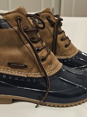 JustFab Tan and Black Lace-Up Winter Duck Boots